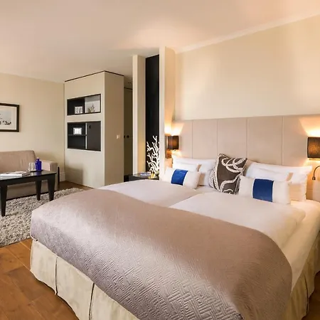 Отель Strandhotel Ostseeblick 4*