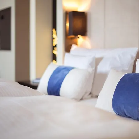 Отель Strandhotel Ostseeblick 4*