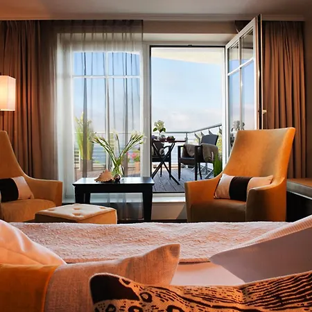 Отель Strandhotel Ostseeblick 4*